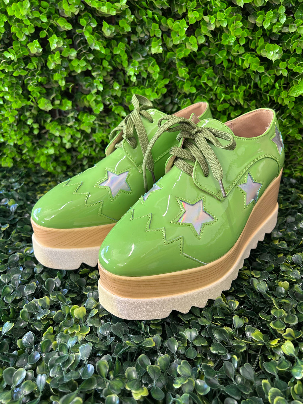 Via Pinky Lime Green Patent Star Platform Oxfords — detail