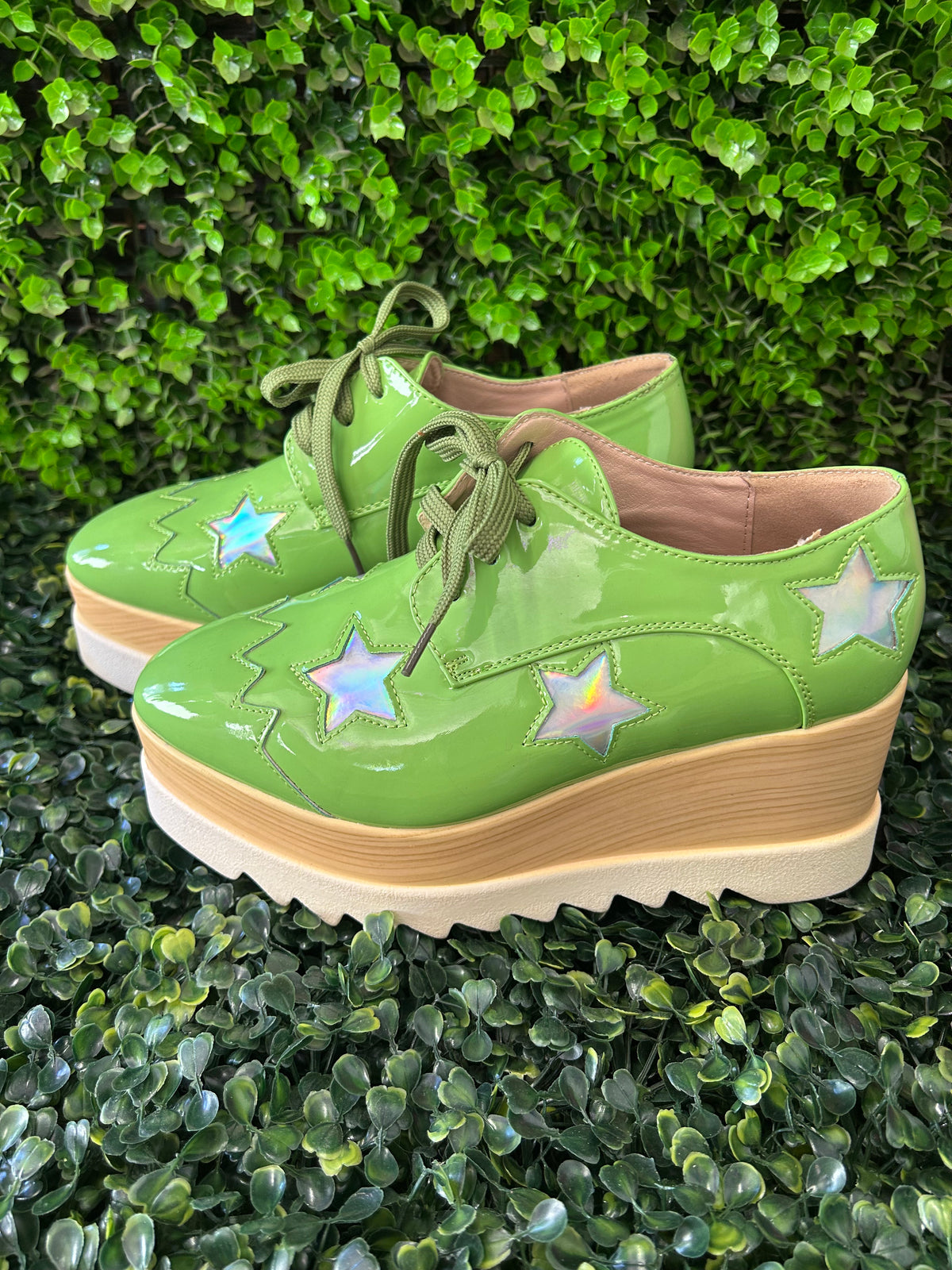 Via Pinky Lime Green Patent Star Platform Oxfords — detail