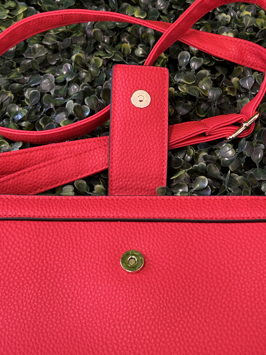 Red Textured Crossbody Bag with Gold Clasp — detail