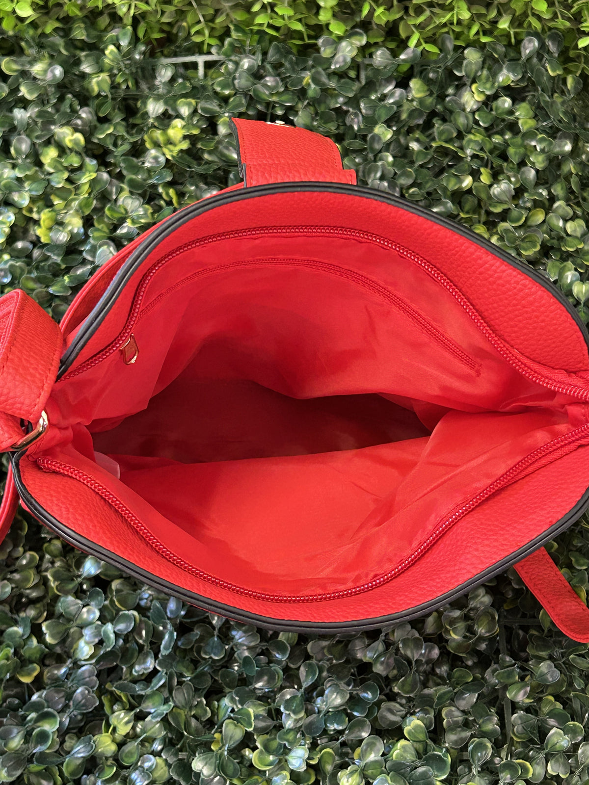 Red Textured Crossbody Bag with Gold Clasp — detail