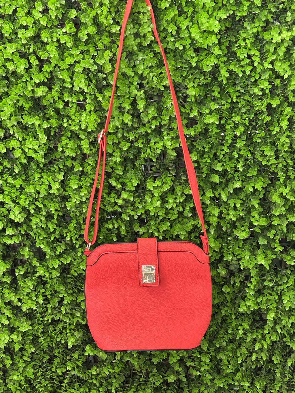 Red Textured Crossbody Bag with Gold Clasp — detail