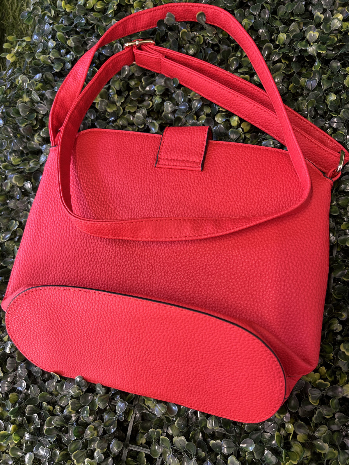 Red Textured Crossbody Bag with Gold Clasp — detail