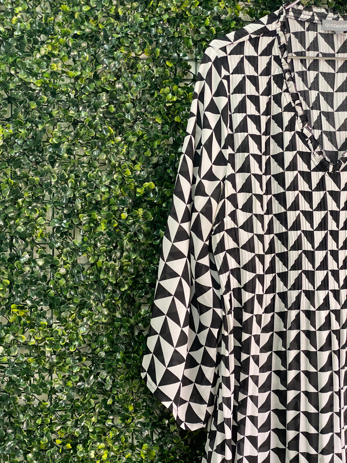 Queenspark Black & White Geometric Print Blouse — detail