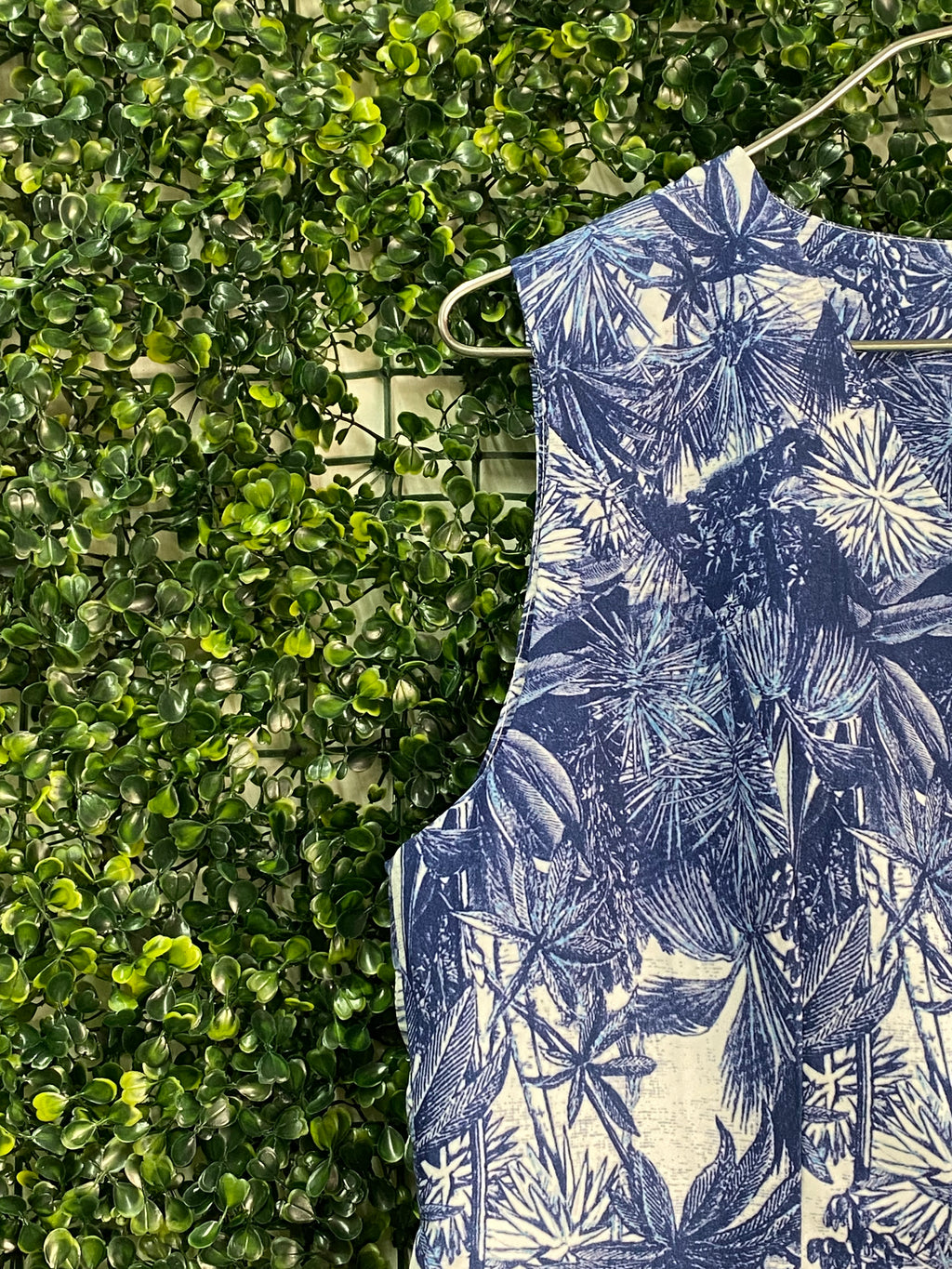 Fashion Blue Tropical Print Button-Front Waistcoat — detail