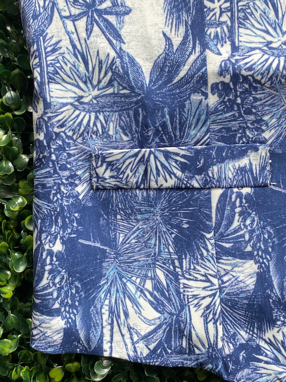 Fashion Blue Tropical Print Button-Front Waistcoat — detail