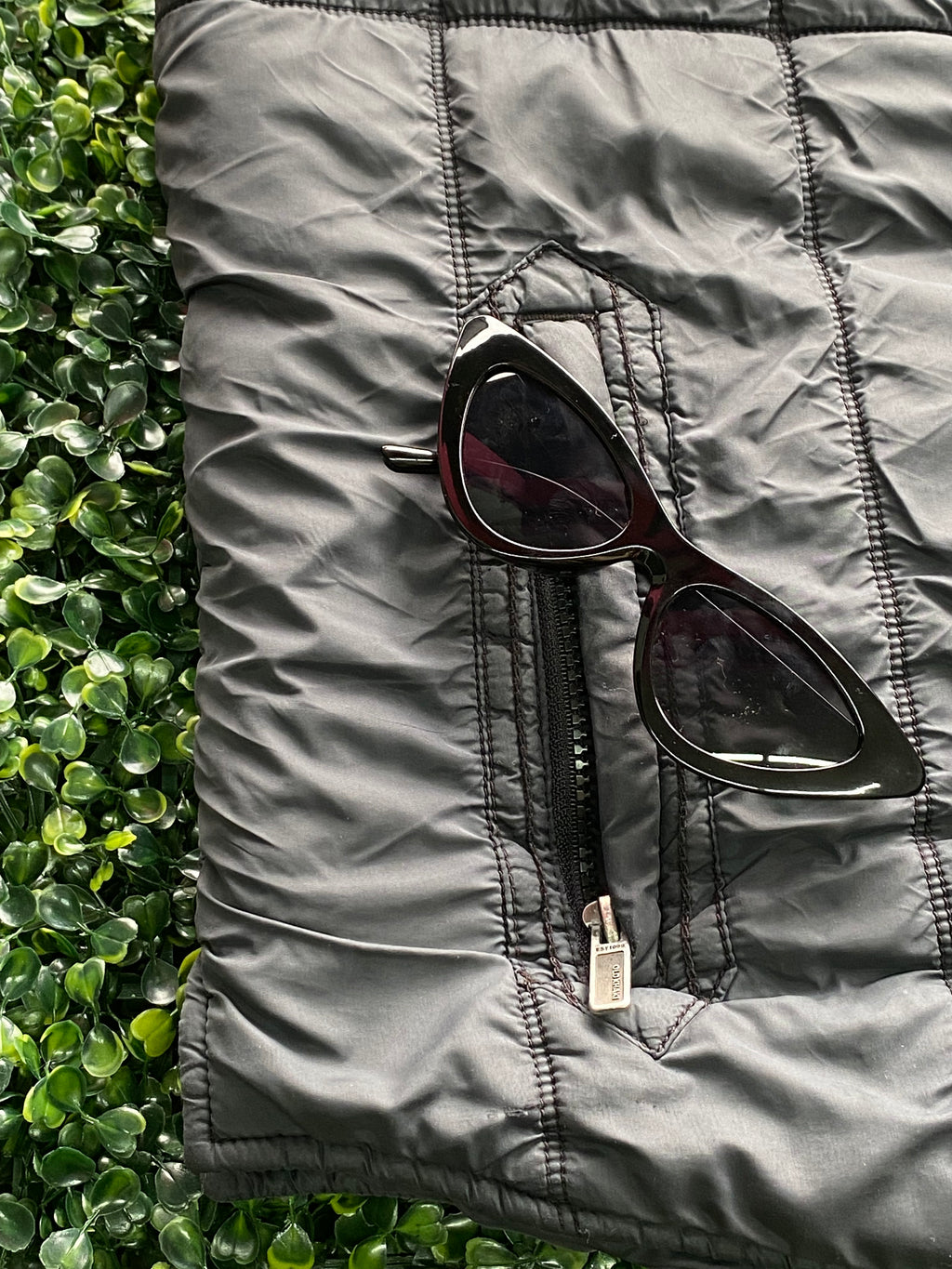 Old Khaki Charcoal Quilted Utility Gilet — detail