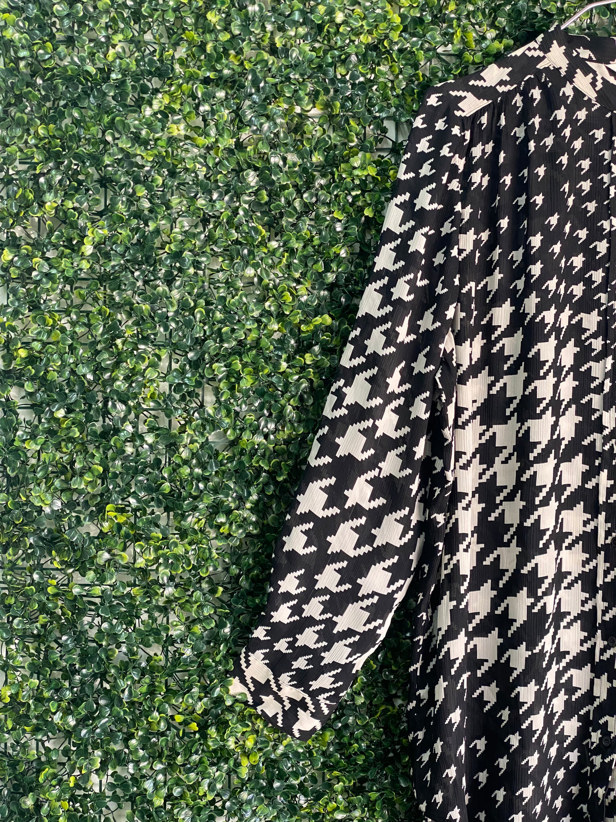 H&M Black & Ivory Mixed Houndstooth Shirt — detail