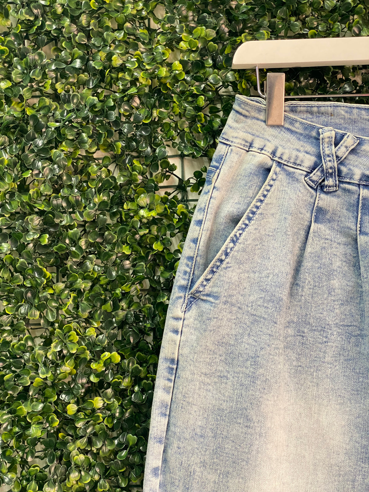 NEWS Light Wash Mom Jeans — detail