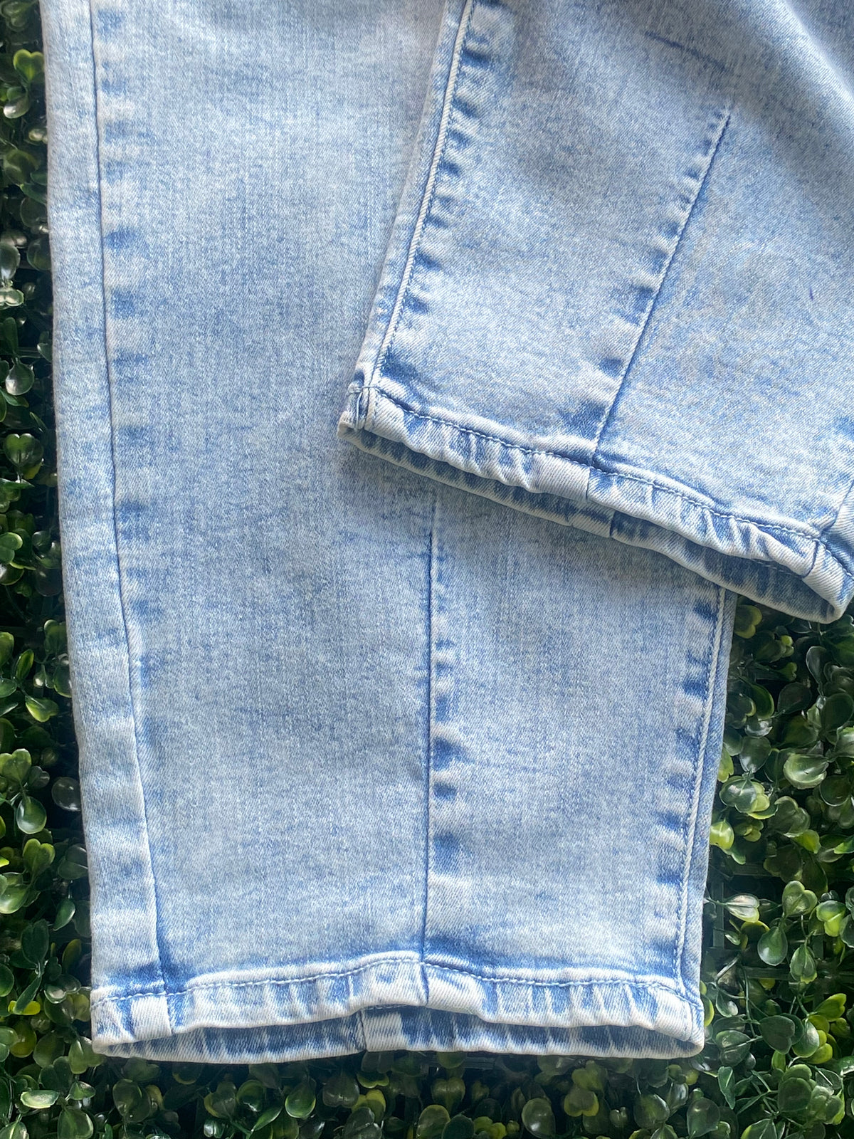 NEWS Light Wash Mom Jeans — detail