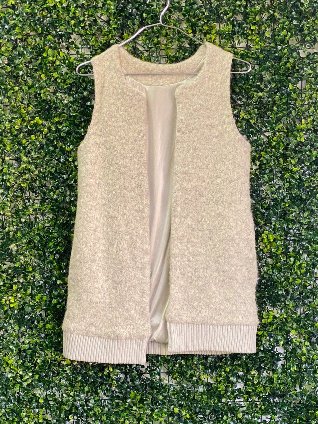 Cream Bouclé Open-Front Sleeveless Vest — front