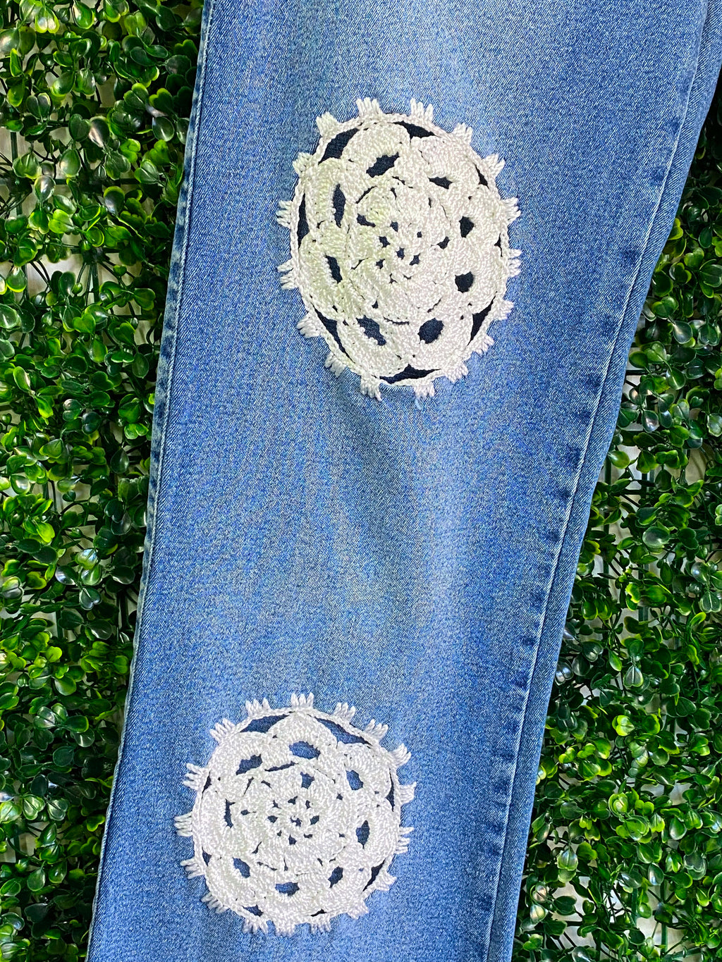 Mamão Verde Blue Crochet-Patch Wide-Leg Jeans — detail