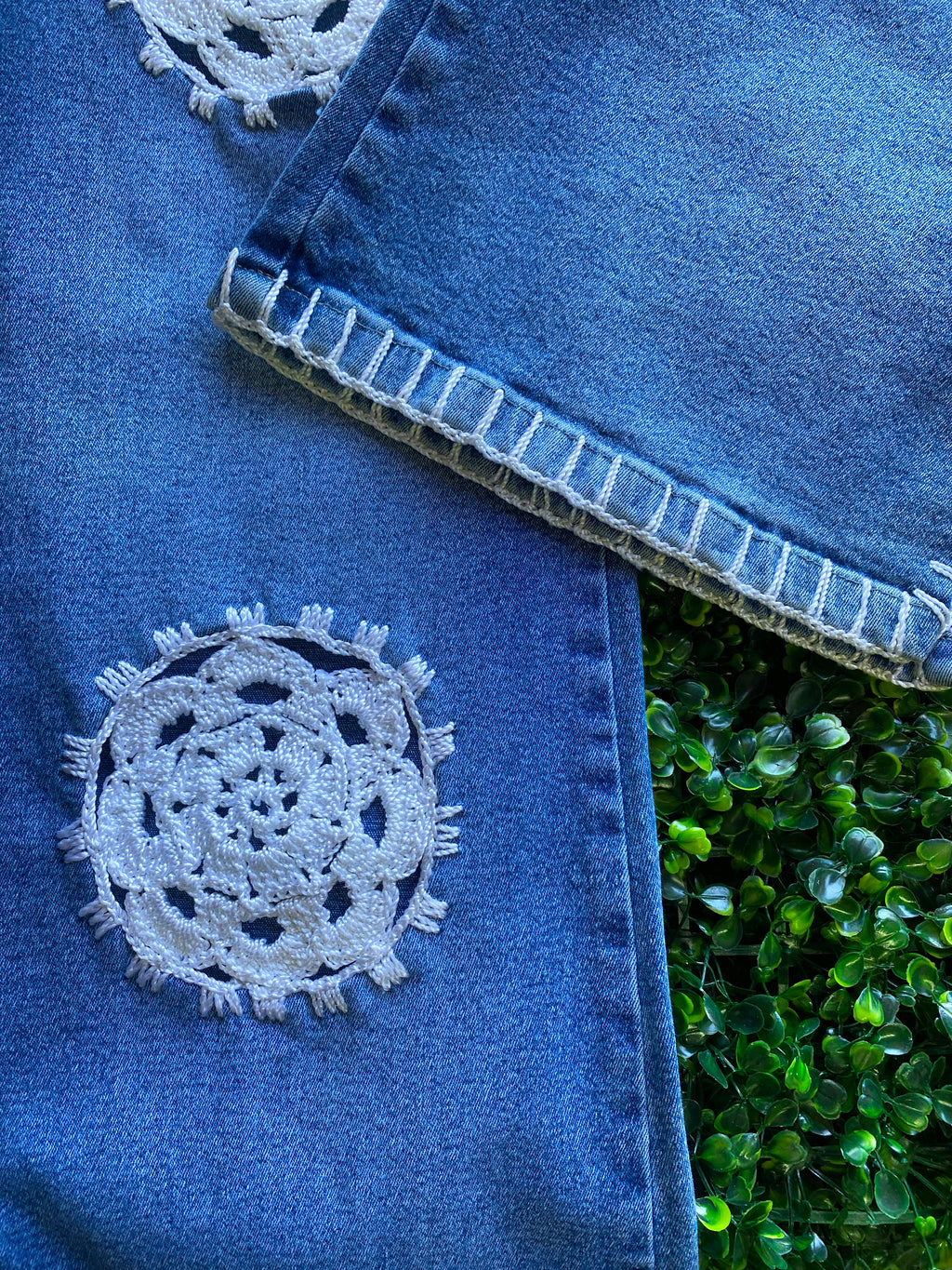 Mamão Verde Blue Crochet-Patch Wide-Leg Jeans — detail