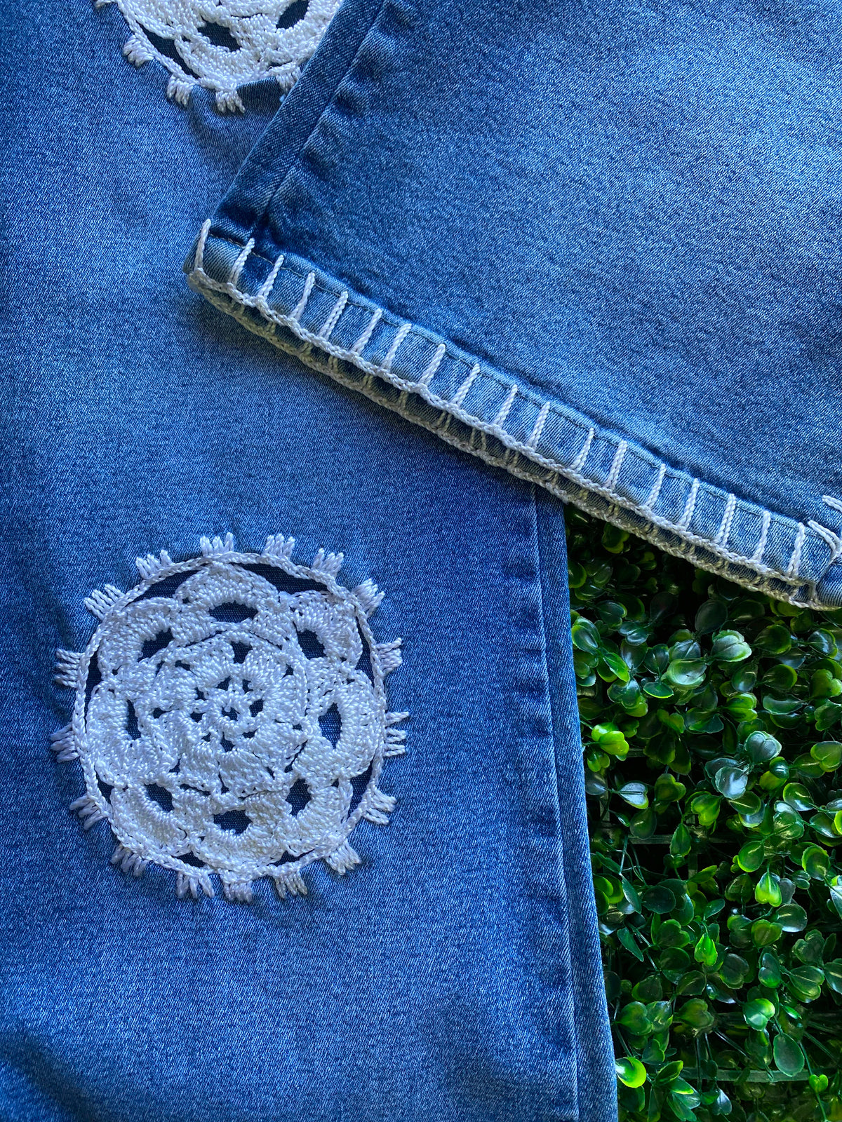 Mamão Verde Blue Crochet-Patch Wide-Leg Jeans — detail