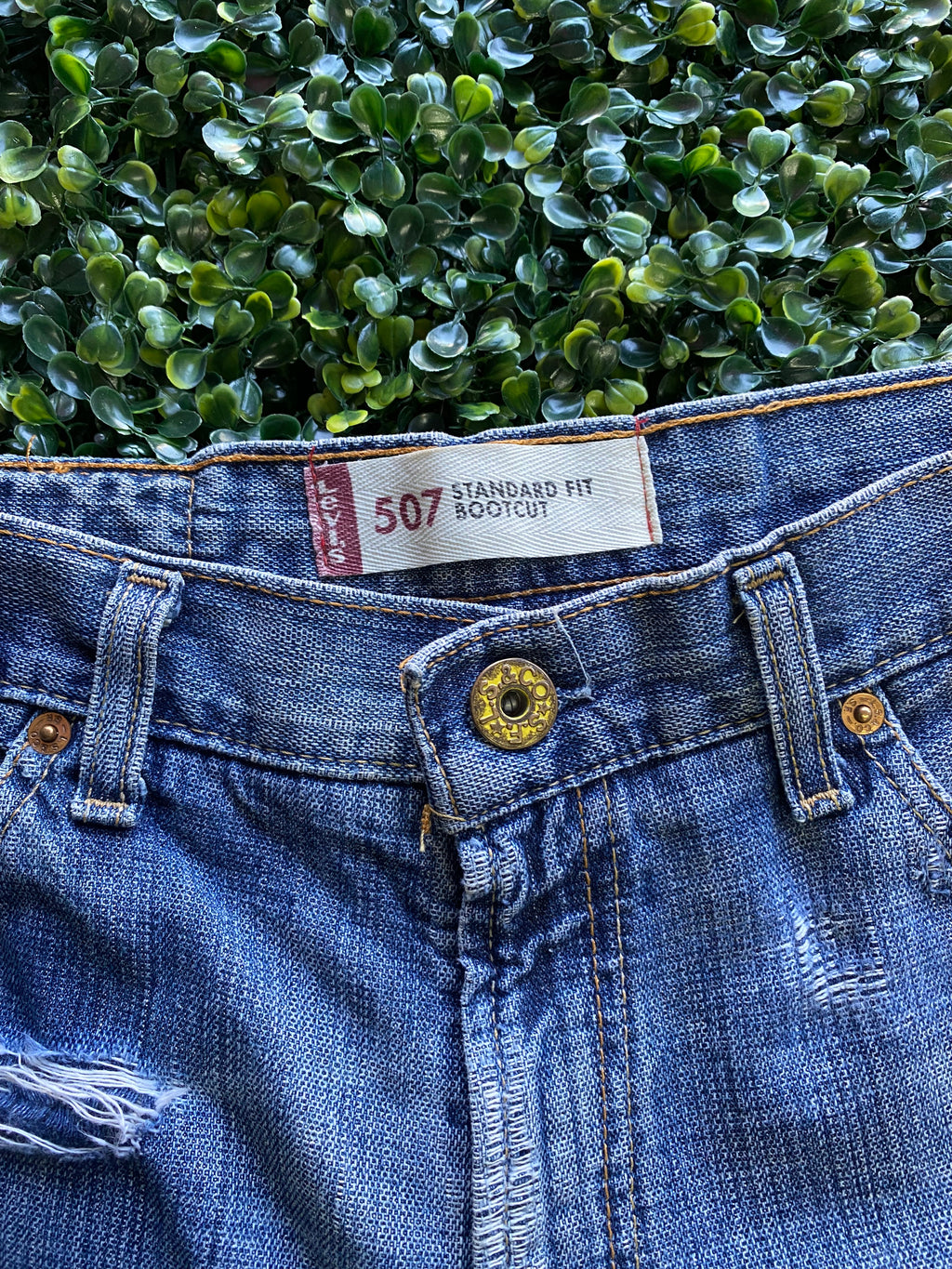 Levi's 507 Distressed Standard-Fit Jeans — brand_size