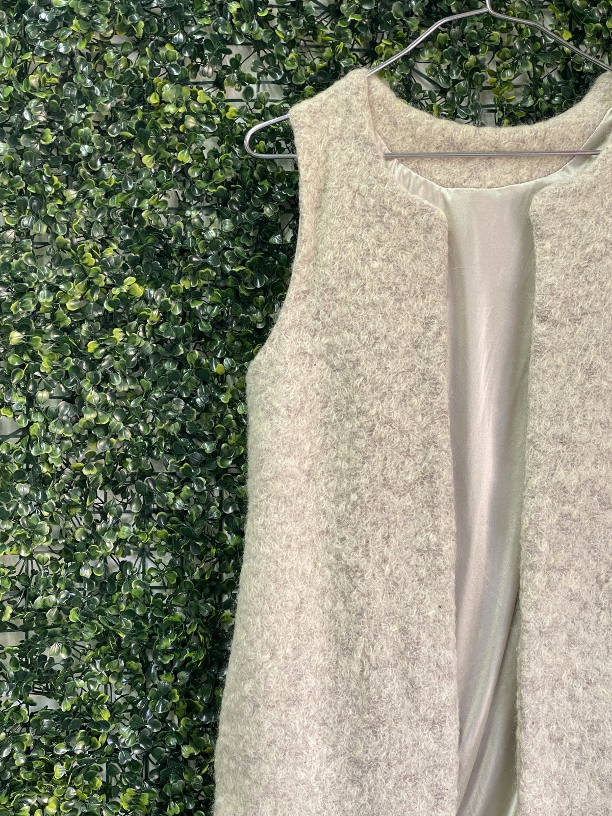 Cream Bouclé Open-Front Sleeveless Vest — detail