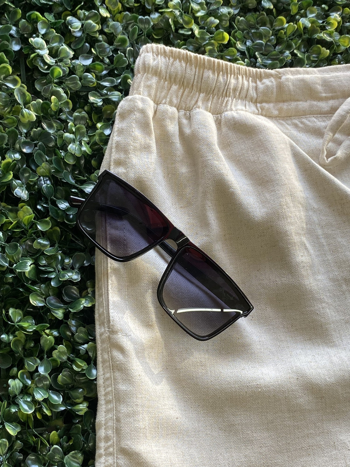 Holmes Cream Linen-Look Logo Shorts — detail