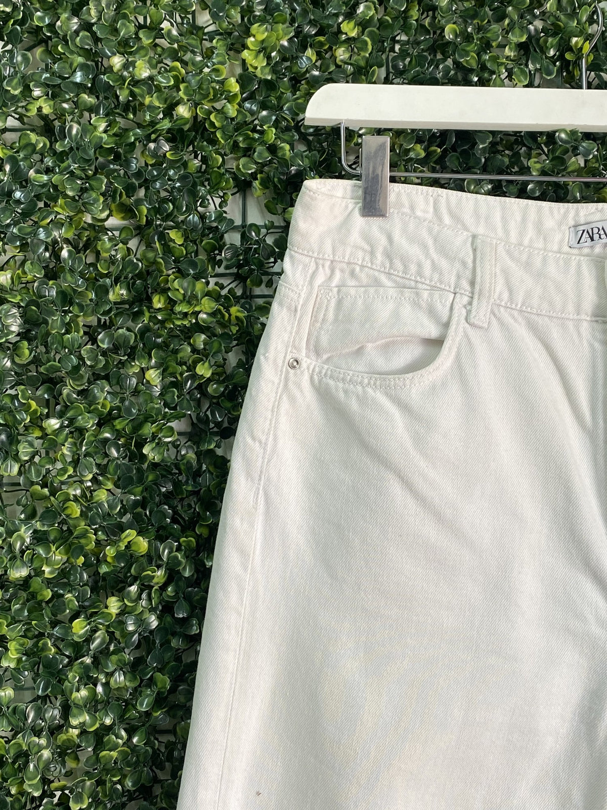 Zara White Straight-Leg Jeans — detail