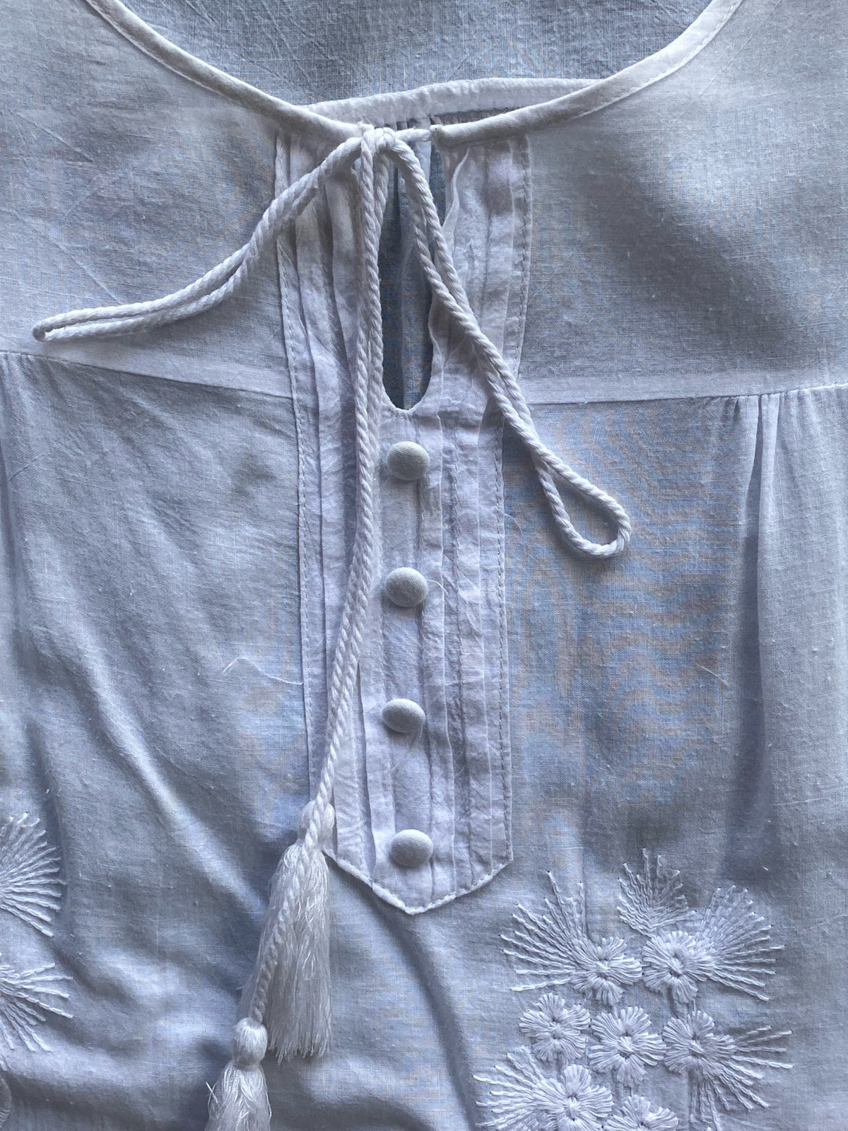 Queenspark White Lace-Hem Blouse — 04_detail_tie