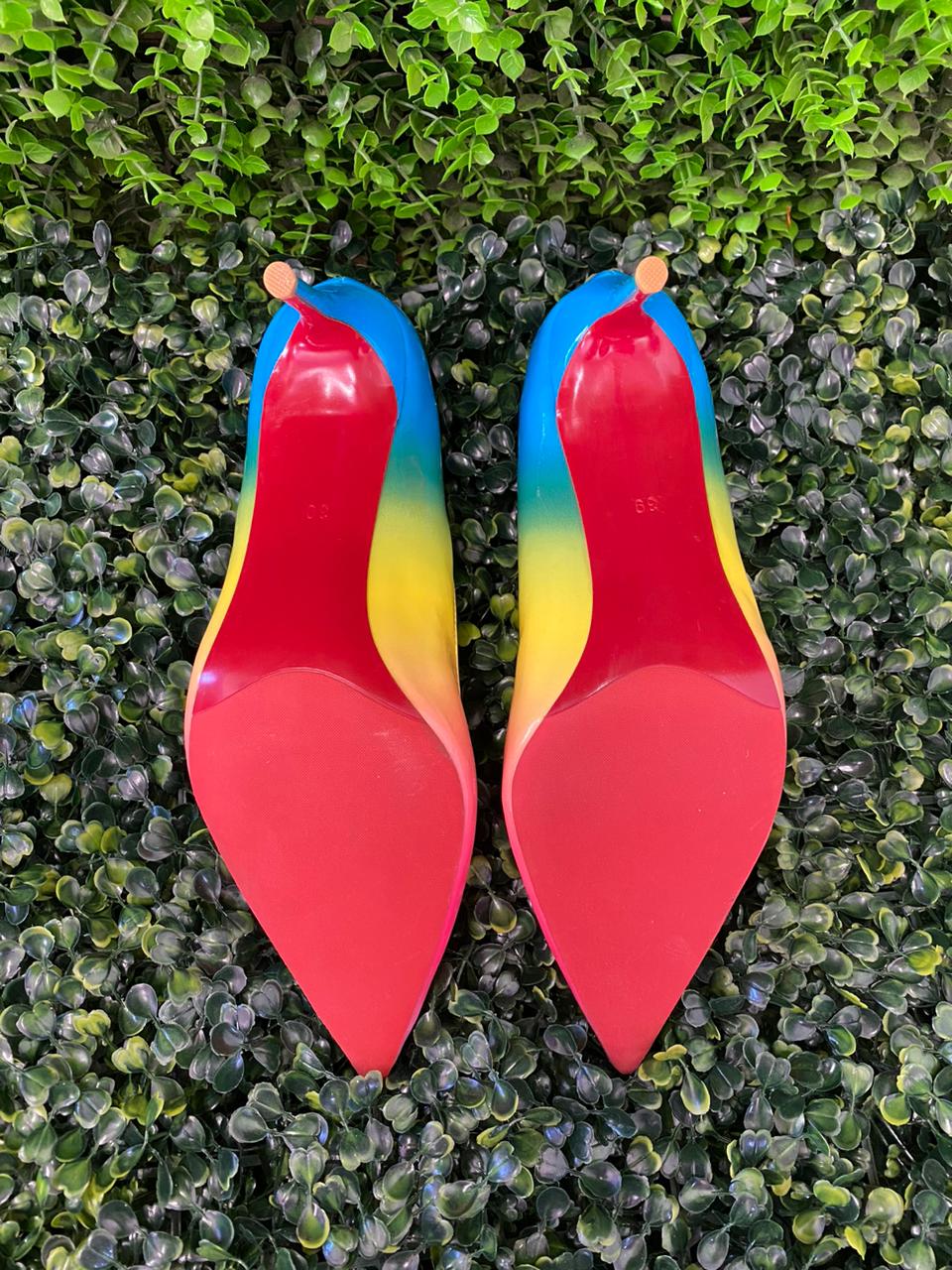 Élégant Les Chaussures Sunrise Rainbow Patent Court Heels