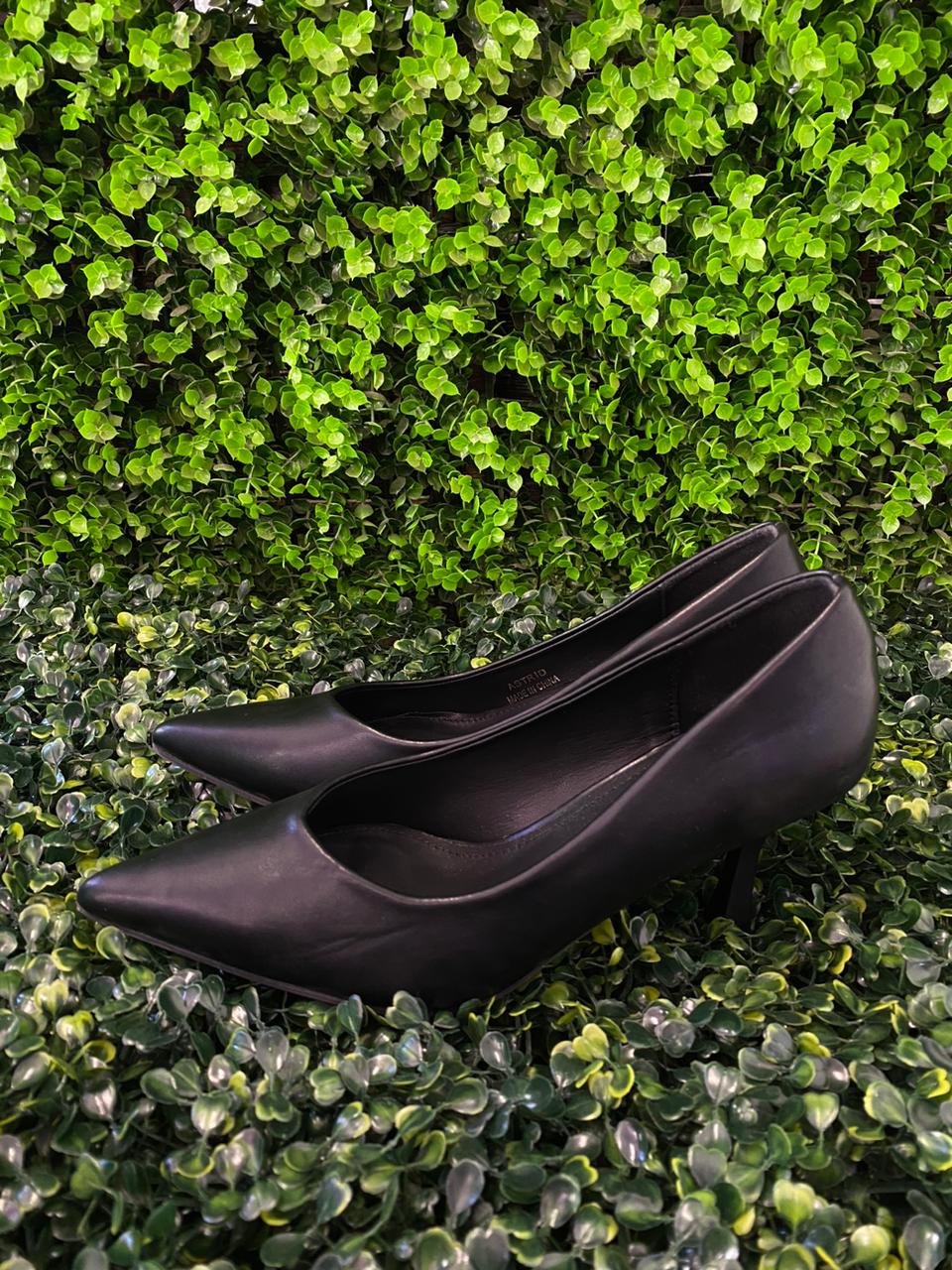 Lamara Paris Black Pointed Court Heels