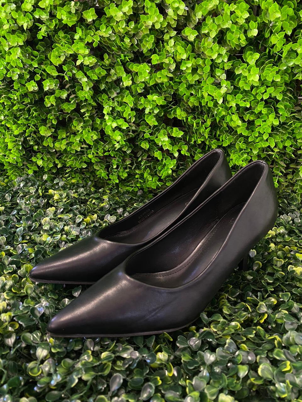 Lamara Paris Black Pointed Court Heels