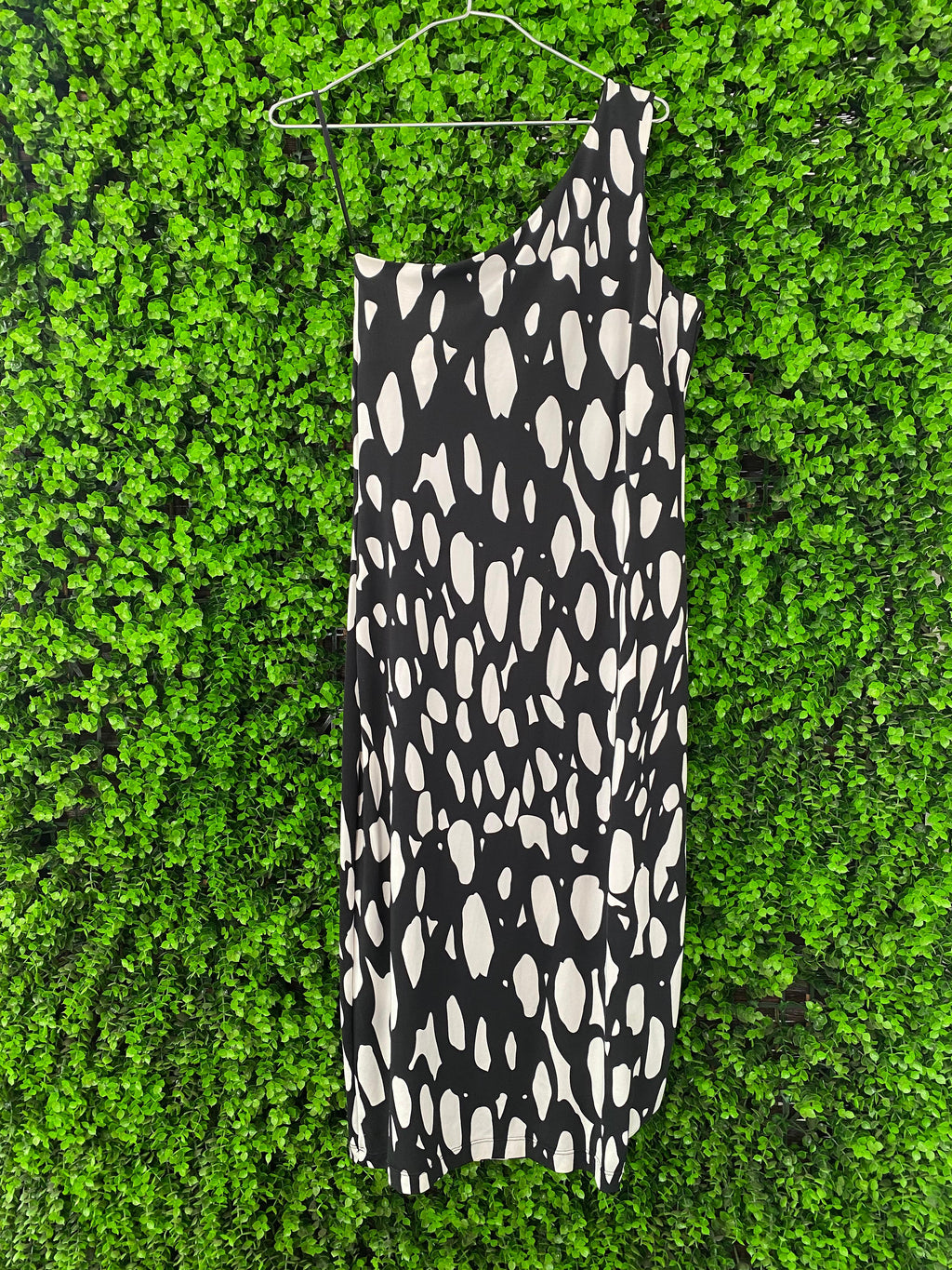 Nina J Runway Black and Ivory One-Shoulder Midi Dress