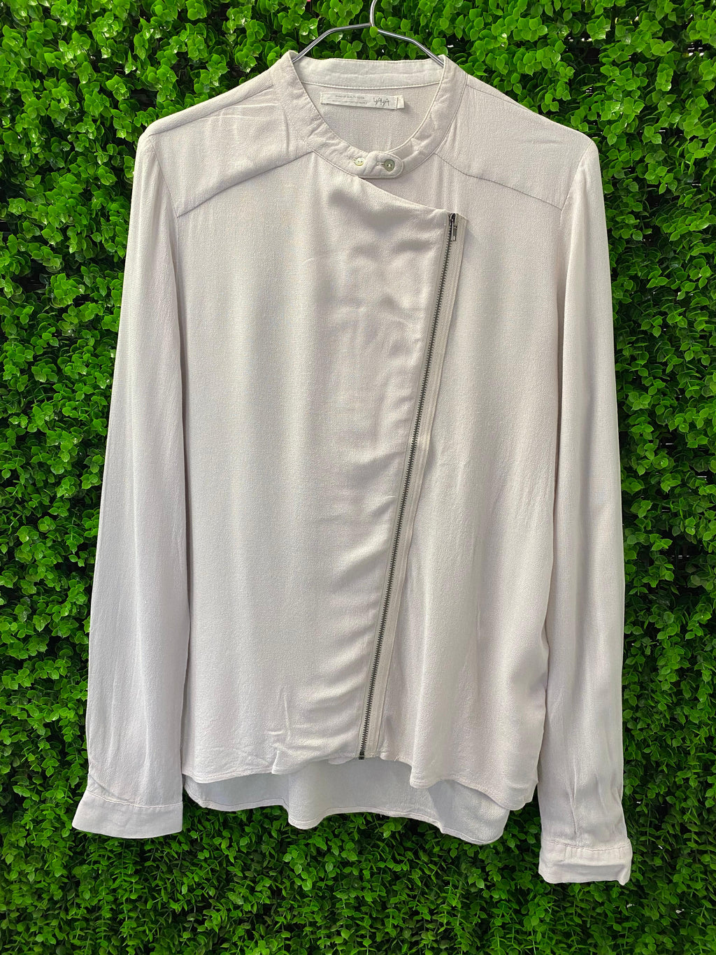 YAYA Soft White Asymmetrical Zip Blouse